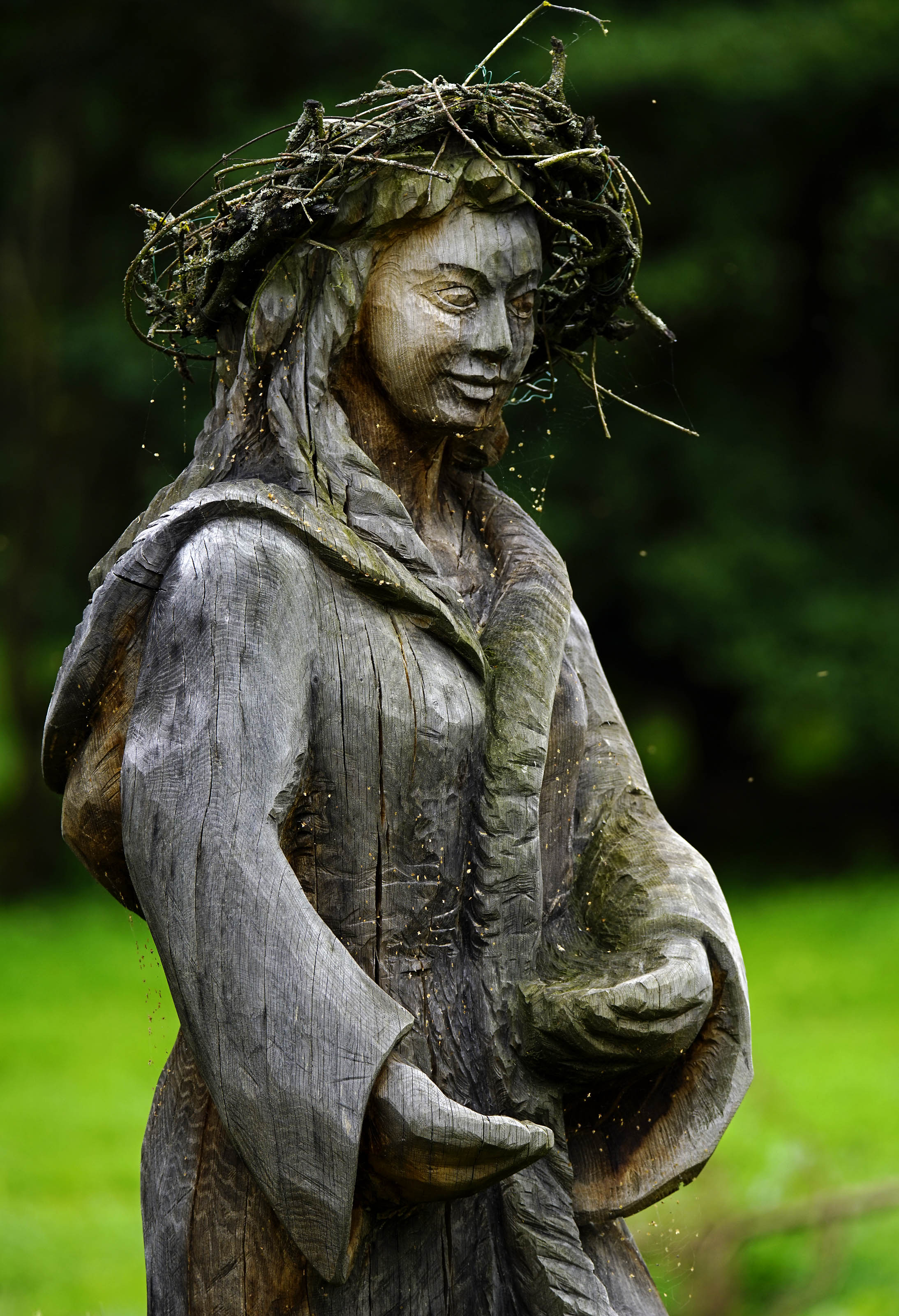 Vorschau von Holzfigur auf dem Glaesernen Bauernhof